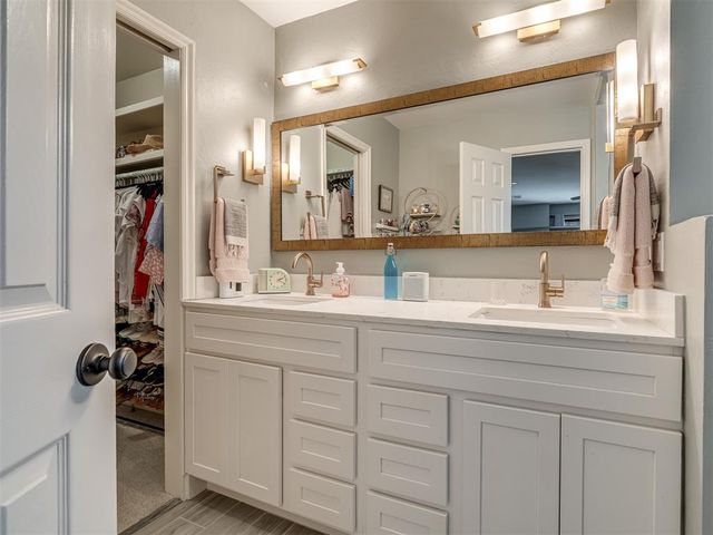 6900 Lakepointe Drive, Oklahoma City, OK 73116