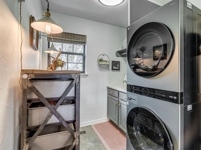 6900 Lakepointe Drive, Oklahoma City, OK 73116