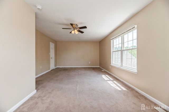 7 Sloop Square, Howell, NJ 07228