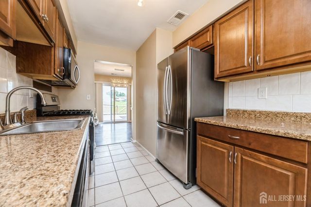 7 Sloop Square, Howell, NJ 07228