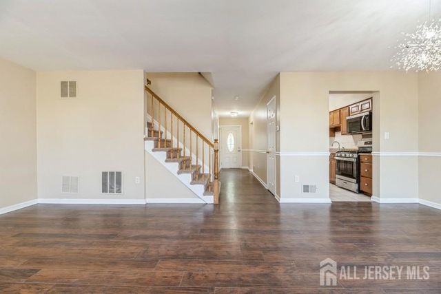 7 Sloop Square, Howell, NJ 07228