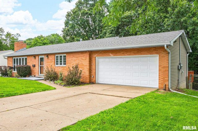 1731 Saint Clair Drive, Pekin, IL 61554