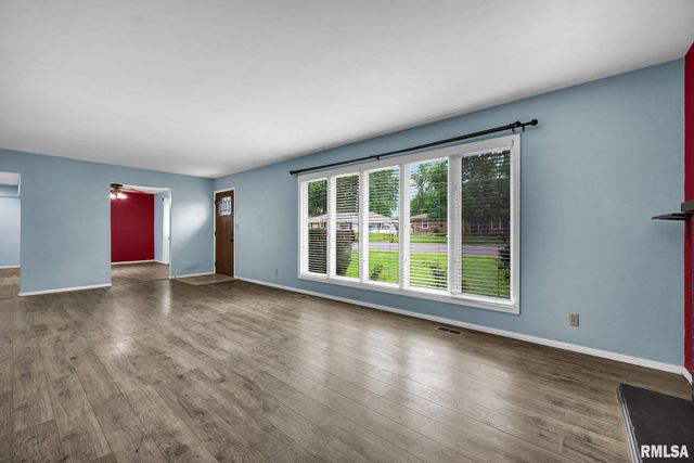 1731 Saint Clair Drive, Pekin, IL 61554