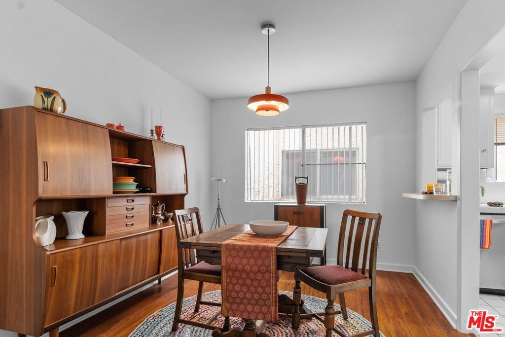 Image 2 of property listing at 1828 Barry Avenue 4, Los Angeles, CA 90025