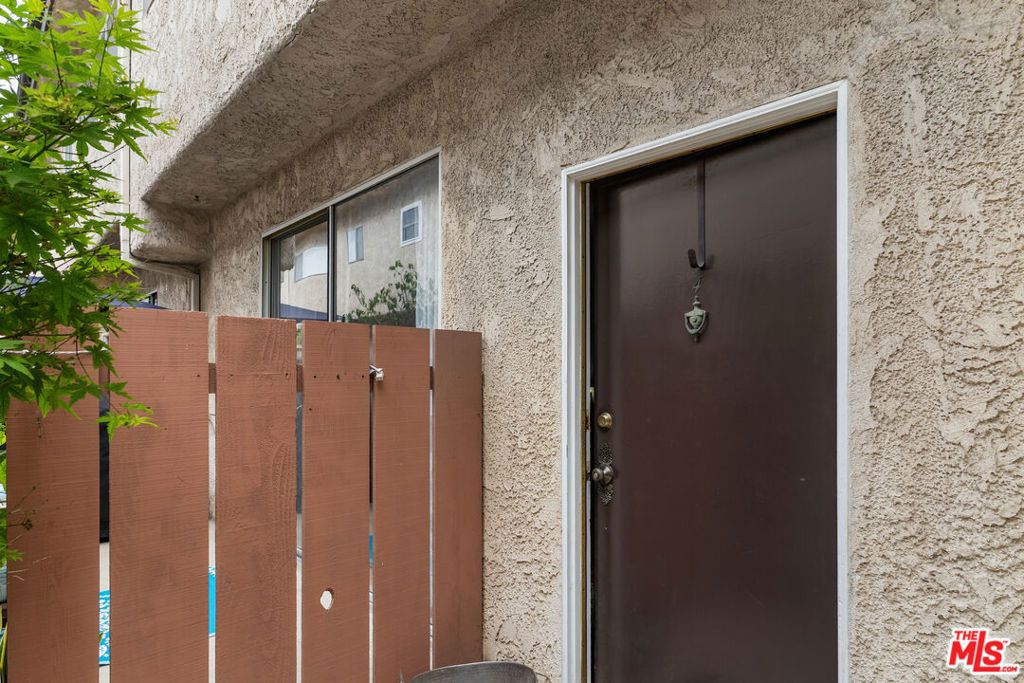 Image 23 of property listing at 1828 Barry Avenue 4, Los Angeles, CA 90025