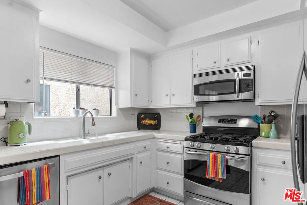 Image 6 of property listing at 1828 Barry Avenue 4, Los Angeles, CA 90025