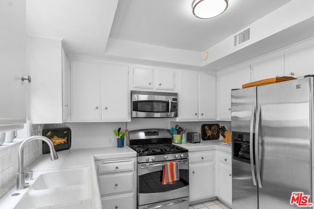 Image 7 of property listing at 1828 Barry Avenue 4, Los Angeles, CA 90025