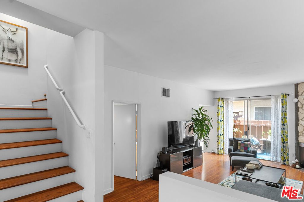 Image 8 of property listing at 1828 Barry Avenue 4, Los Angeles, CA 90025
