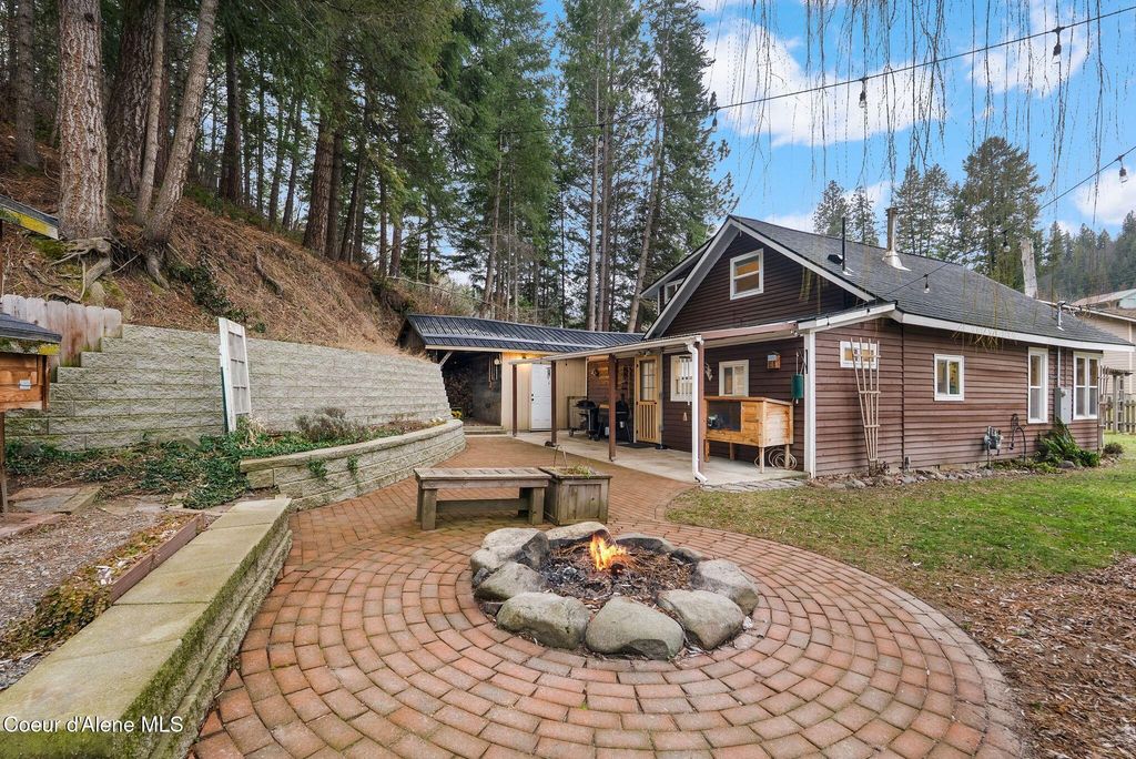 6885 Hazel St, Bonners Ferry, ID 83805