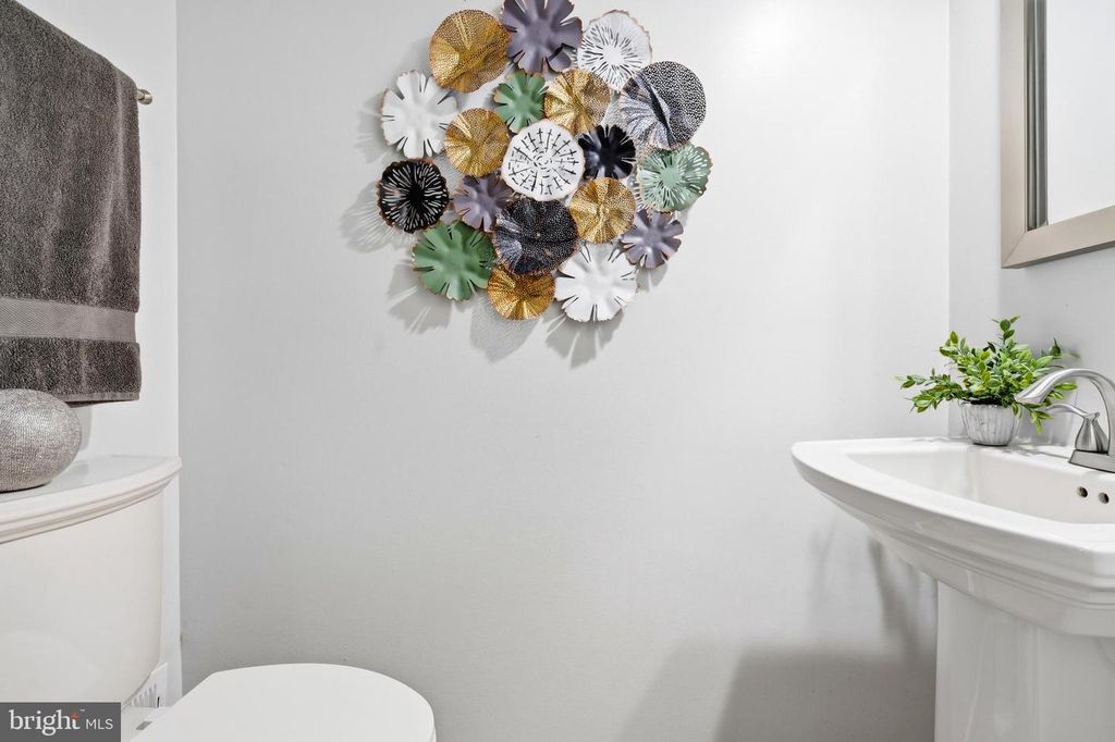 Image 10 of property listing at 15401 PINE TREE CT, Bowie, MD 20721