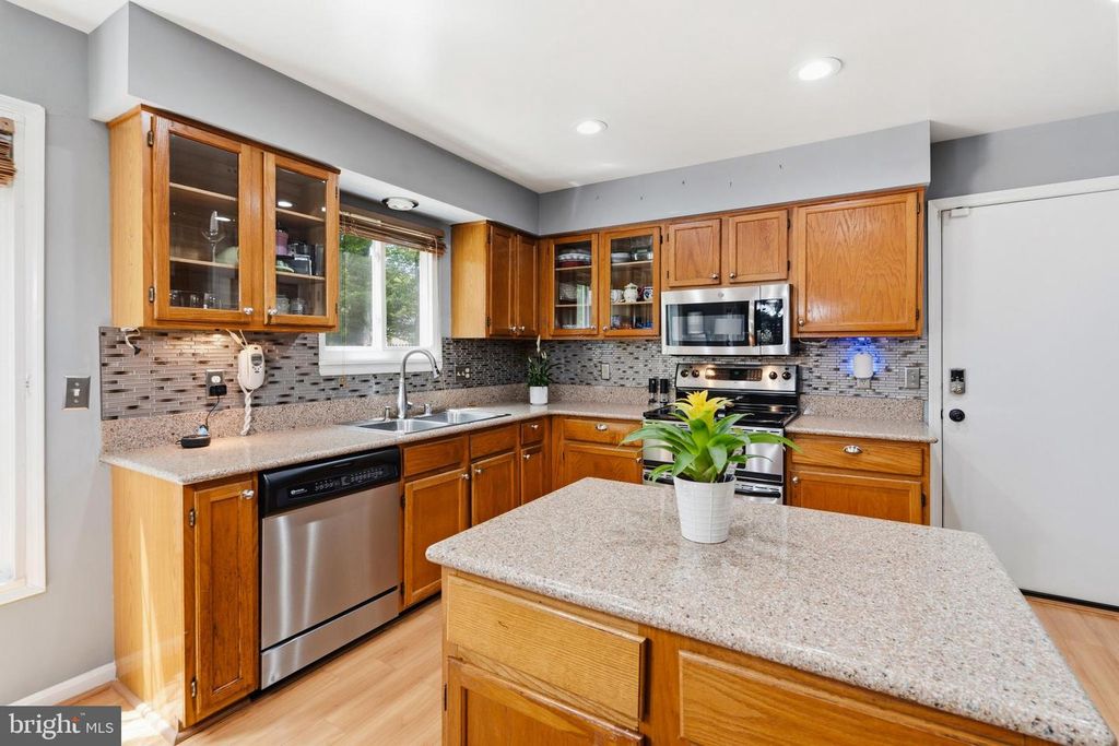 Image 15 of property listing at 15401 PINE TREE CT, Bowie, MD 20721