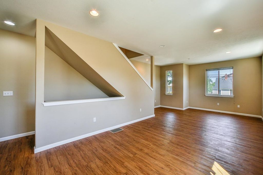 915 E Augusta Ave, Spokane, WA 99207 photo 5