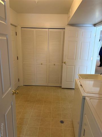 28518 Carlton Way Drive, Novi, MI 48377