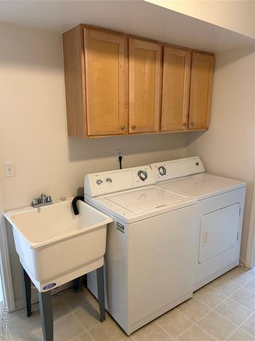 28518 Carlton Way Drive, Novi, MI 48377