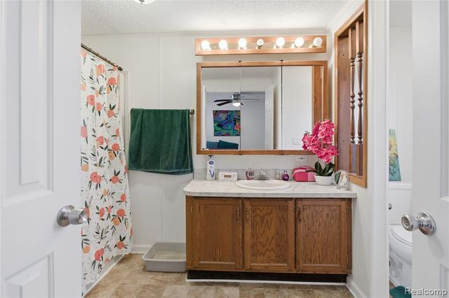 1037 Helen Ct, Madison Heights, MI 48071