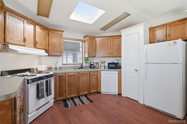 1037 Helen Ct, Madison Heights, MI 48071