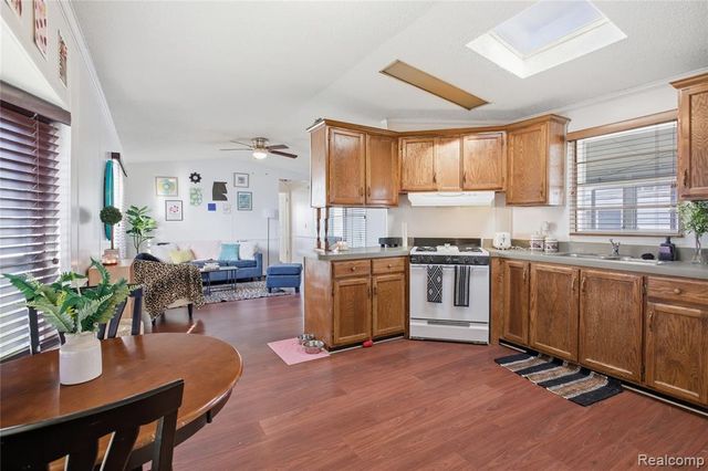 1037 Helen Ct, Madison Heights, MI 48071