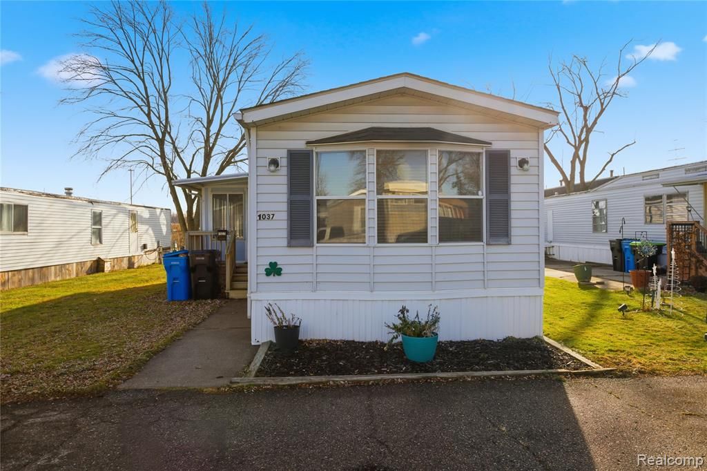 1037 Helen Ct, Madison Heights, MI 48071
