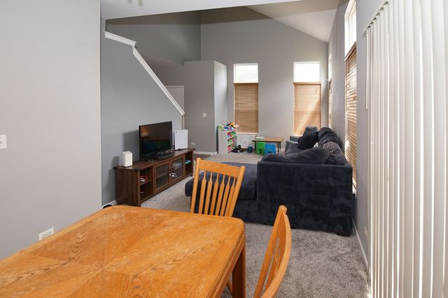 143 Woodland Circle, North Aurora, IL 60542
