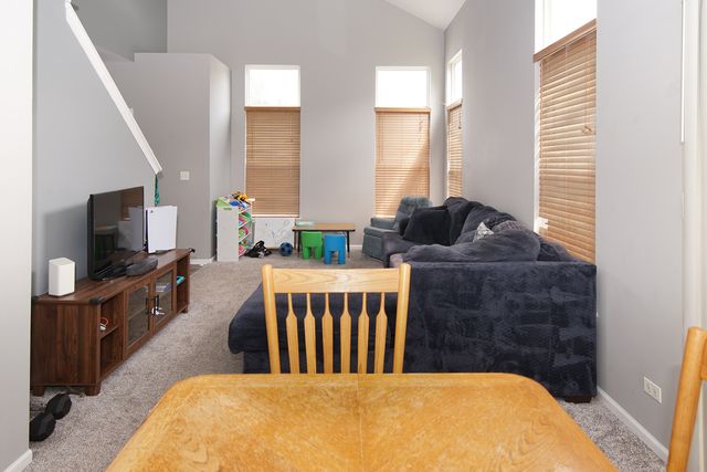 143 Woodland Circle, North Aurora, IL 60542
