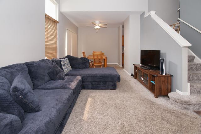 143 Woodland Circle, North Aurora, IL 60542