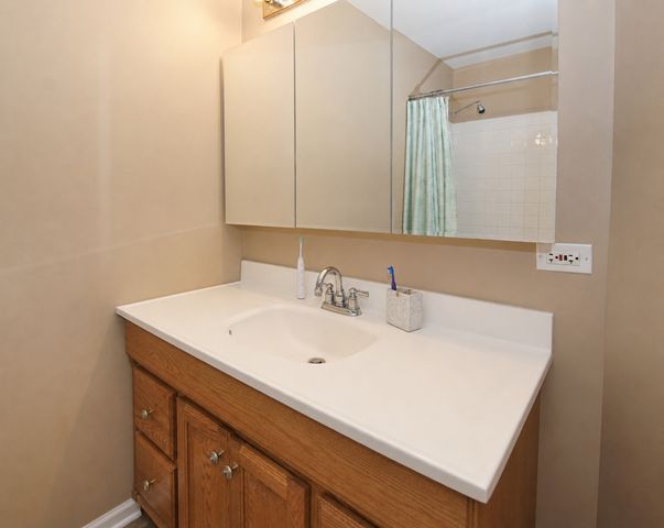 143 Woodland Circle, North Aurora, IL 60542