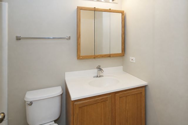 143 Woodland Circle, North Aurora, IL 60542