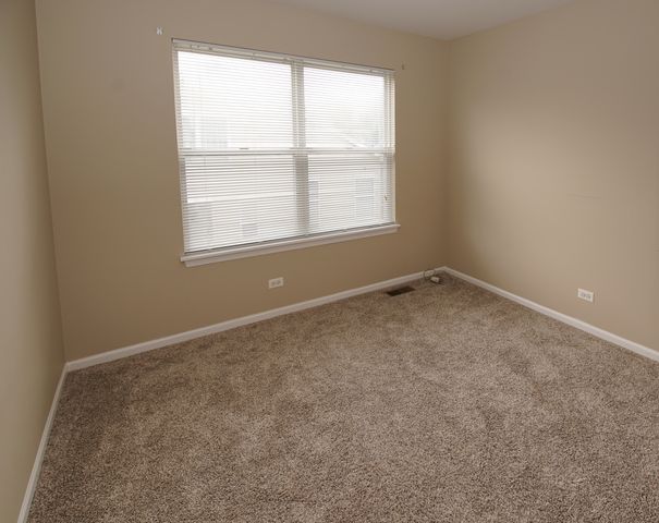 143 Woodland Circle, North Aurora, IL 60542