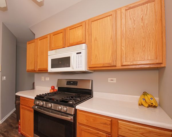 143 Woodland Circle, North Aurora, IL 60542