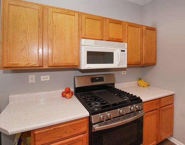 143 Woodland Circle, North Aurora, IL 60542