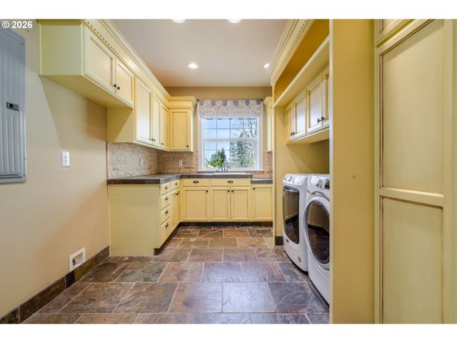 6243 Se RAMBEAU Ln, Salem, OR 97301