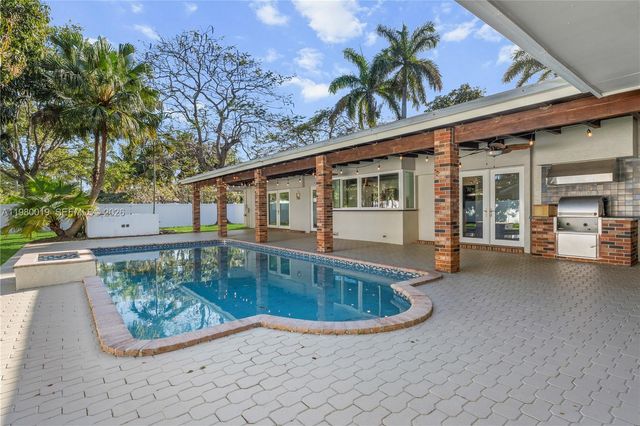 16141 SW 83rd Ave, Palmetto Bay, FL 33157