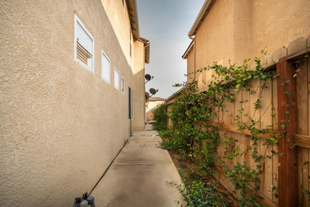 Image 54 of property listing at 9655 N Willey Court, Fresno, CA 93720