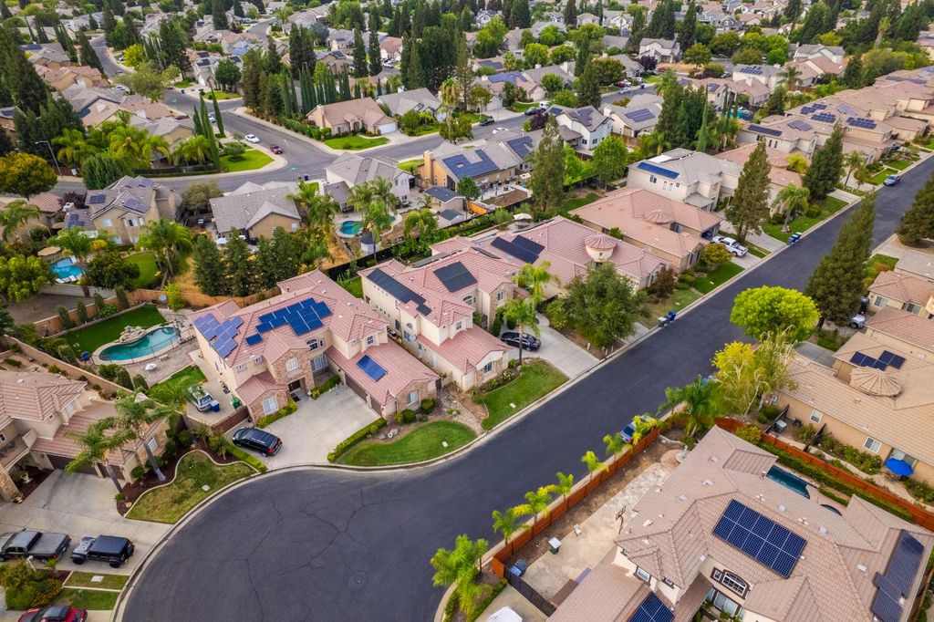 Image 9 of property listing at 9655 N Willey Court, Fresno, CA 93720
