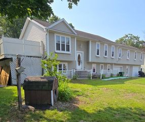 17 Jeanette Dr, Chicopee, MA 01013