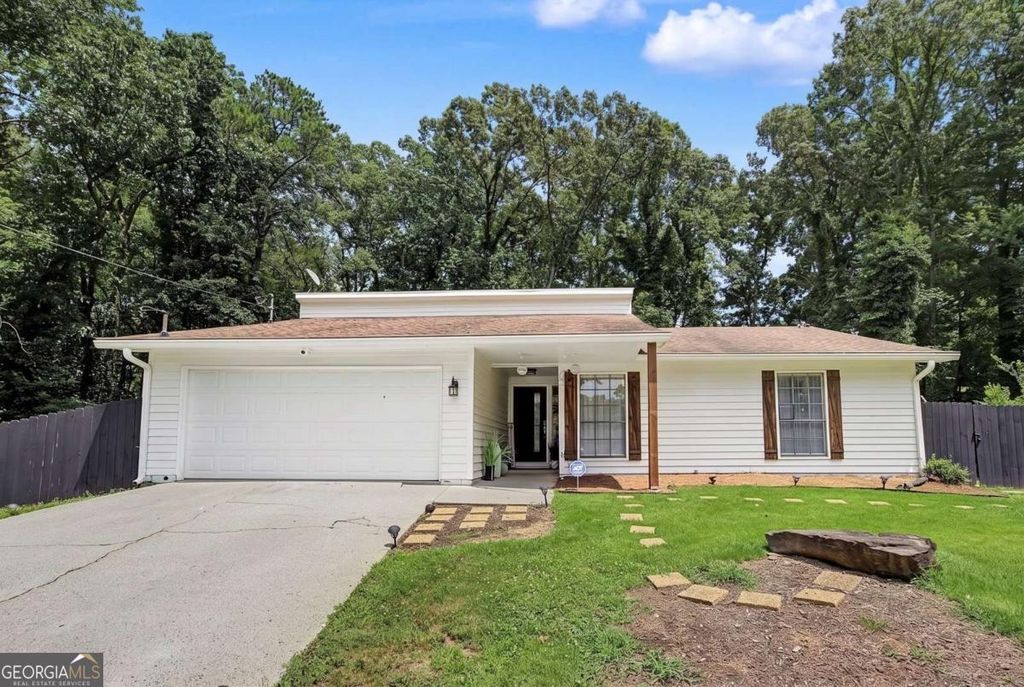 10 Saratoga Drive, Lawrenceville, GA 30044