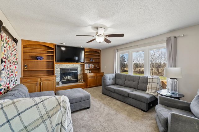 8017 Northview Drive, Urbandale, IA 50322