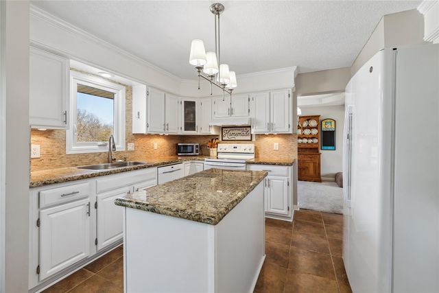 8017 Northview Drive, Urbandale, IA 50322