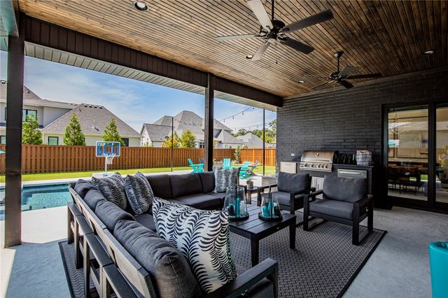 8702 W Thistle Lane, Bentonville, AR 72713