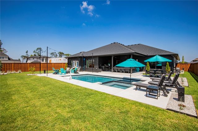8702 W Thistle Lane, Bentonville, AR 72713