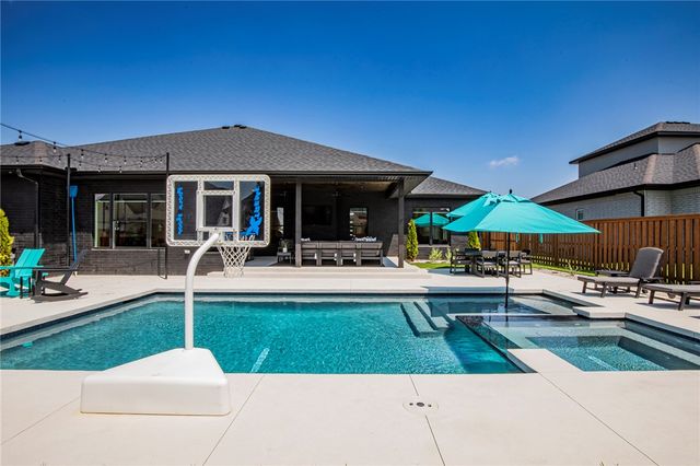 8702 W Thistle Lane, Bentonville, AR 72713