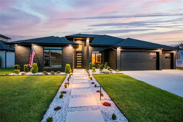 8702 W Thistle Lane, Bentonville, AR 72713