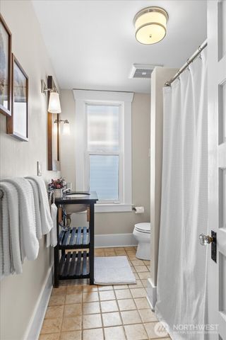 1601 10th Avenue W, Seattle, WA 98119