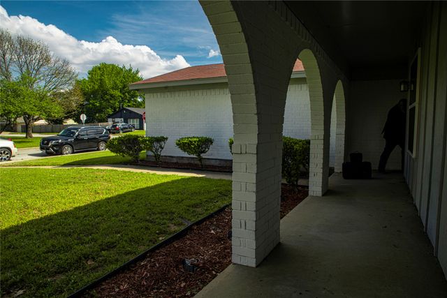 1432 Barron Lane, Fort Worth, TX 76112