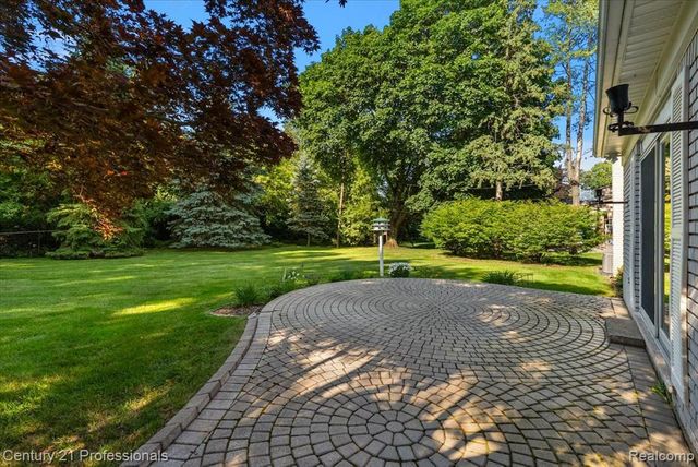 633 Foxhall Road, Bloomfield Hills, MI 48304