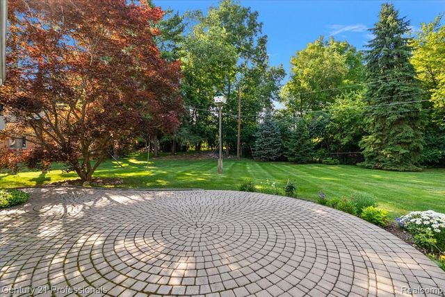 633 Foxhall Road, Bloomfield Hills, MI 48304
