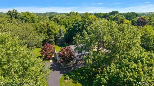 633 Foxhall Road, Bloomfield Hills, MI 48304