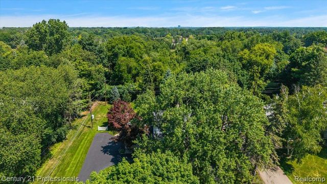633 Foxhall Road, Bloomfield Hills, MI 48304