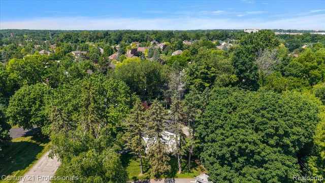 633 Foxhall Road, Bloomfield Hills, MI 48304