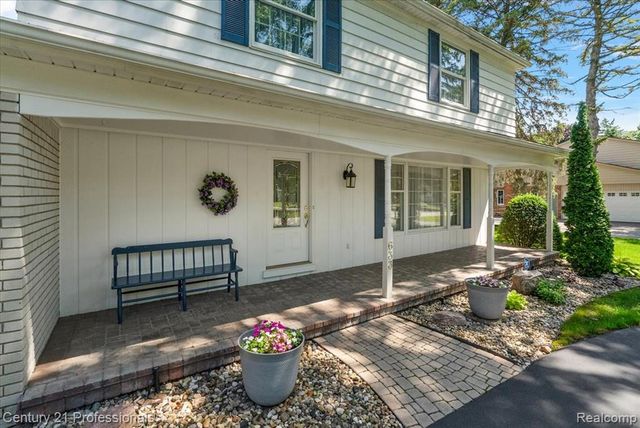 633 Foxhall Road, Bloomfield Hills, MI 48304